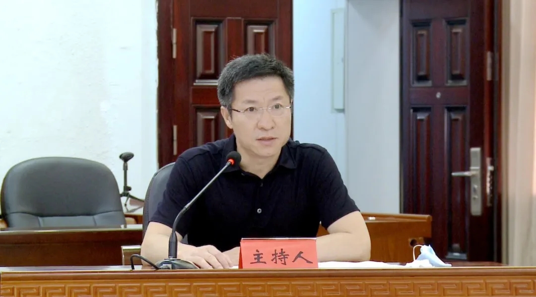 荊門市東寶區(qū)委書記劉振軍主持
